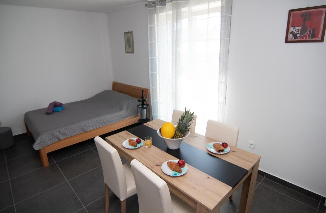Valkane Beach Studio Apartment Pula Exterior photo